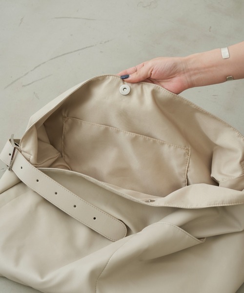 Aunt Marie's（アントマリーズ）の「フェイクレザーBIGショルダーバッグ【PC/A4サイズ収納可/通勤・通学にもオススメ】（ショルダーバッグ・レディース・キャメル/ブラック/ベージュ・FREE）」の8枚目の写真