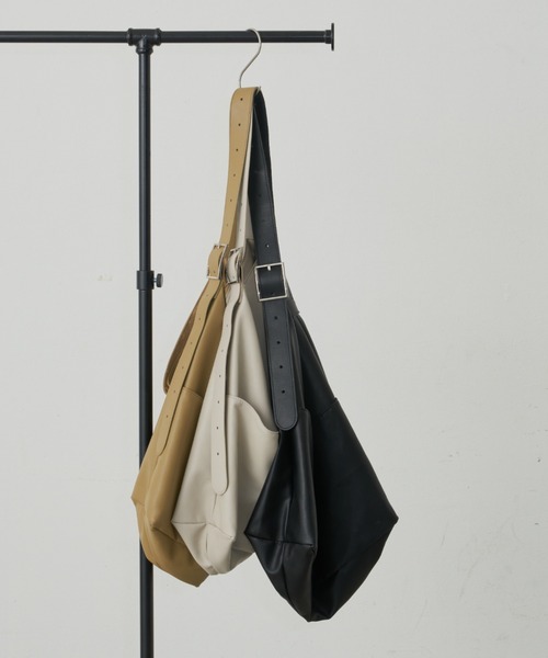 Aunt Marie's（アントマリーズ）の「フェイクレザーBIGショルダーバッグ【PC/A4サイズ収納可/通勤・通学にもオススメ】（ショルダーバッグ・レディース・キャメル/ブラック/ベージュ・FREE）」の4枚目の写真