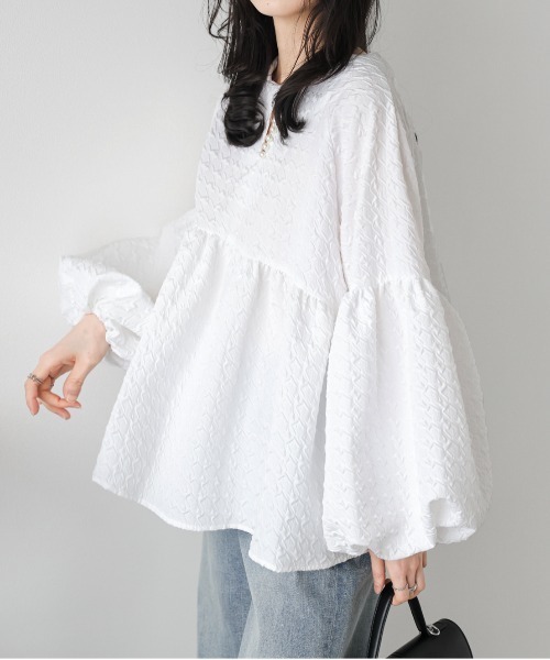 AMELY(エミリー)の「ボリューム袖ブラウス(シャツ/ブラウス・レディース・ブラック/ホワイト/グレー/ネイビー・フリー)」の17枚目の写真