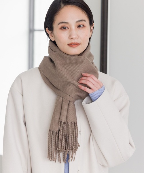 LAKOLE（ラコレ）の「カラバリ無地マフラー / 960790（マフラー・レディース・ライトグレー/ブラック/オフホワイト/イエロー/ブルー/ボルドー/サンドグレー/キャメル・FREE）」の4枚目の写真