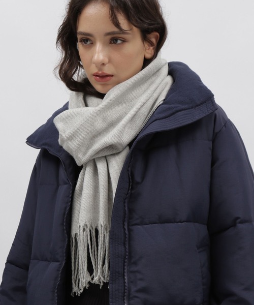 LAKOLE（ラコレ）の「カラバリ無地マフラー / 960790（マフラー・レディース・ライトグレー/ブラック/オフホワイト/イエロー/ブルー/ボルドー/サンドグレー/キャメル・FREE）」の3枚目の写真