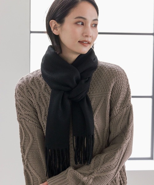 LAKOLE（ラコレ）の「カラバリ無地マフラー / 960790（マフラー・レディース・ライトグレー/ブラック/オフホワイト/イエロー/ブルー/ボルドー/サンドグレー/キャメル・FREE）」の2枚目の写真