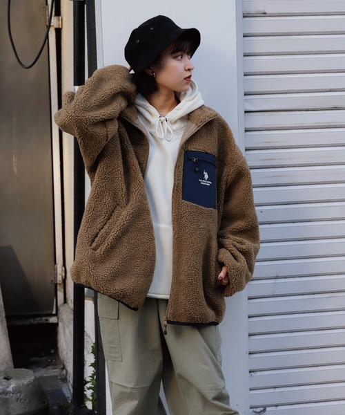 U.S. POLO ASSN.（ユーエスポロアッスン）の「【U.S.POLOASSN.】 オーバーサイズ ロゴ 刺繍 スタンド ボアジャケット（ブルゾン・レディース・オフホワイト/ネイビー/ブラック/ブラウン・X-LARGE/LARGE/MEDIUM）」の16枚目の写真