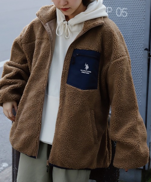 U.S. POLO ASSN.（ユーエスポロアッスン）の「【U.S.POLOASSN.】 オーバーサイズ ロゴ 刺繍 スタンド ボアジャケット（ブルゾン・レディース・オフホワイト/ネイビー/ブラック/ブラウン・X-LARGE/LARGE/MEDIUM）」の19枚目の写真