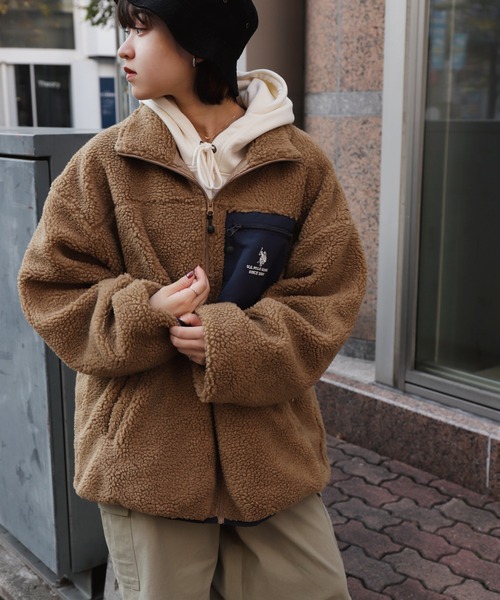 U.S. POLO ASSN.（ユーエスポロアッスン）の「【U.S.POLOASSN.】 オーバーサイズ ロゴ 刺繍 スタンド ボアジャケット（ブルゾン・レディース・オフホワイト/ネイビー/ブラック/ブラウン・X-LARGE/LARGE/MEDIUM）」の21枚目の写真