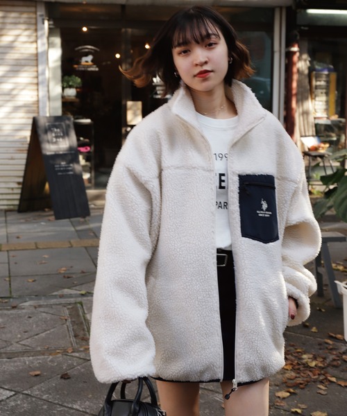 U.S. POLO ASSN.（ユーエスポロアッスン）の「【U.S.POLOASSN.】 オーバーサイズ ロゴ 刺繍 スタンド ボアジャケット（ブルゾン・レディース・オフホワイト/ネイビー/ブラック/ブラウン・X-LARGE/LARGE/MEDIUM）」の9枚目の写真