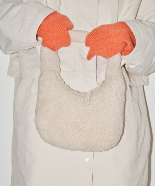 TODAYFUL（トゥデイフル）の「TODAYFUL Oval Boa Bag 12321003（ハンドバッグ・レディース・ホワイト/ブラック・FREE）」の2枚目の写真