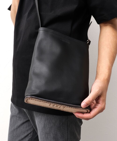 NOLLEY’S（ノーリーズ）の「【EARLE/アール】HUDSON 別注レザーミニショルダーバッグ ER4520（ショルダーバッグ・メンズ・ブラック/グレー・FREE）」の18枚目の写真