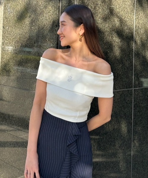 rienda(リエンダ)の「Rモチーフプレートカットトップス 夏服 半袖(Tシャツ/カットソー・レディース・ホワイト/ブラック系その他/ブラック/ブルー系その他/ベージュ系その他・FREE)」の2枚目の写真