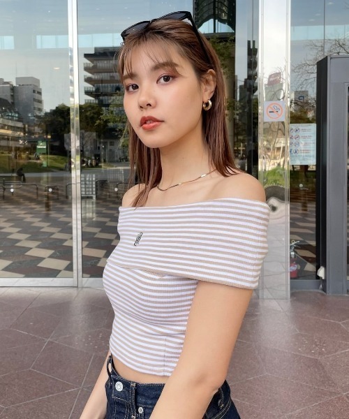 rienda(リエンダ)の「Rモチーフプレートカットトップス 夏服 半袖(Tシャツ/カットソー・レディース・ホワイト/ブラック系その他/ブラック/ブルー系その他/ベージュ系その他・FREE)」の8枚目の写真