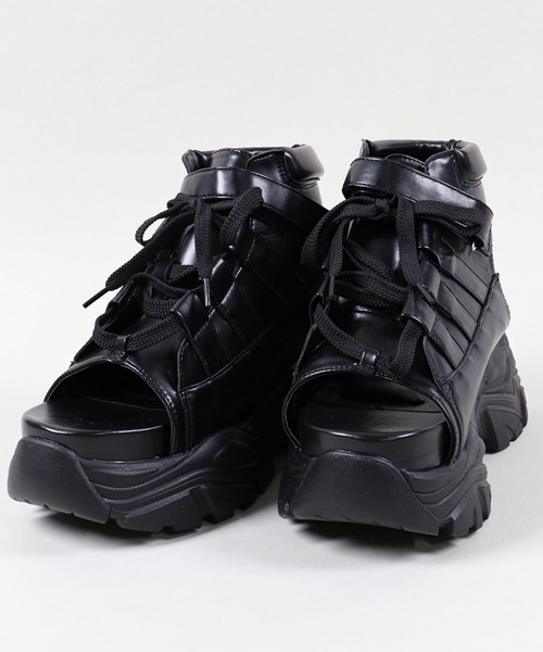 SPINNS（スピンズ）の「レースアップ厚底スポーツサンダル（サンダル・レディース・ホワイト/ブラック・M/L/LL）」の2枚目の写真