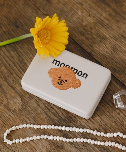 BIRTHDAY BAR(バースデイバー)の「monmon 刺繍コンパクトケース(ポーチ・レディース・ブラウン/ホワイト・0)」の2枚目の写真