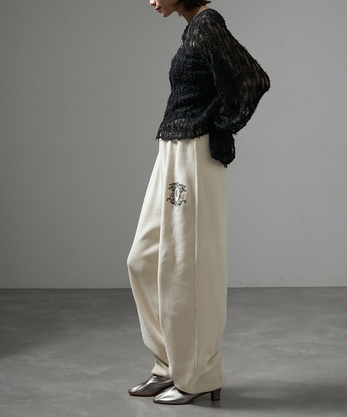 SALON adam et rope'（サロン アダム エ ロペ）の「エンブロイダリースウェットパンツ-CreamyCotton /クリーミーコットン-（その他パンツ・レディース・ブラック/ベージュ/オフホワイト・FREE）」の2枚目の写真