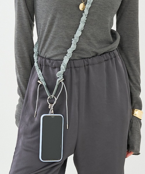 Beau're（ヴュレ）の「【BEAURE/ヴュレ】ナイロンギャザーモバイルストラップ（スマホグッズ・レディース・アイボリー/ブラック/ライトグレー・フリー）」の3枚目の写真