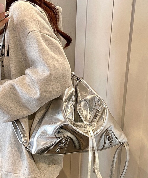 gossip!ロサンゼルス(ゴシップロサンゼルス)の「Y2K 大容量ショルダーバッグ A4可能 リュックバッグ ショルダーバッグ バックパック3WAY(ショルダーバッグ・レディース・アイボリー/シルバー/ブラック・FREE)」の22枚目の写真