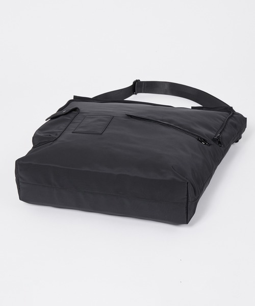 ADAM ET ROPE'（アダムエロペ）の「《マルチウェイ・サステナブル》【WEB限定】カスタムポーチ メッセンジャーバッグ / ユニセックス（メッセンジャーバッグ・メンズ・ブラック・FREE）」の6枚目の写真