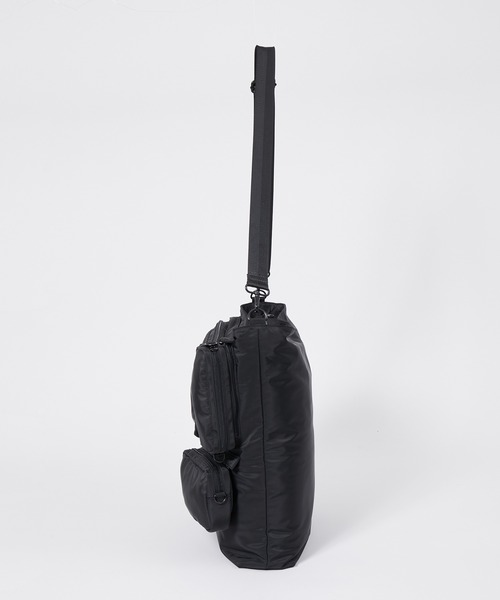 ADAM ET ROPE'（アダムエロペ）の「《マルチウェイ・サステナブル》【WEB限定】カスタムポーチ メッセンジャーバッグ / ユニセックス（メッセンジャーバッグ・メンズ・ブラック・FREE）」の2枚目の写真