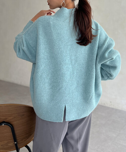 Chez toi(シェトワ)の「BACKスリットハイネックプルオーバー(ニット/セーター・レディース・グレー/ブルー/オフホワイト/アイボリー・FREE)」の4枚目の写真