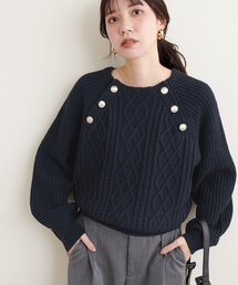 釦デザインケーブルニット
