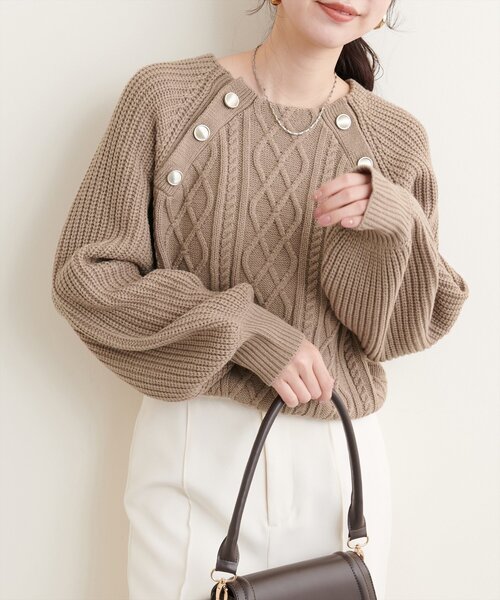 natural couture(ナチュラルクチュール)の「釦デザインケーブルニット(ニット/セーター・レディース・モカ/ネイビー/ボルドー/ブラウン/オフホワイト/チャコールグレー・FREE)」の4枚目の写真