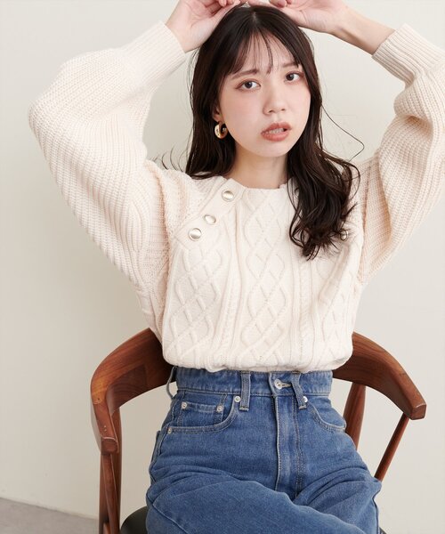 natural couture(ナチュラルクチュール)の「釦デザインケーブルニット(ニット/セーター・レディース・モカ/ネイビー/ボルドー/ブラウン/オフホワイト/チャコールグレー・FREE)」の9枚目の写真