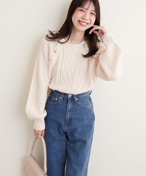 natural couture(ナチュラルクチュール)の「釦デザインケーブルニット(ニット/セーター・レディース・モカ/ネイビー/ボルドー/ブラウン/オフホワイト/チャコールグレー・FREE)」の11枚目の写真