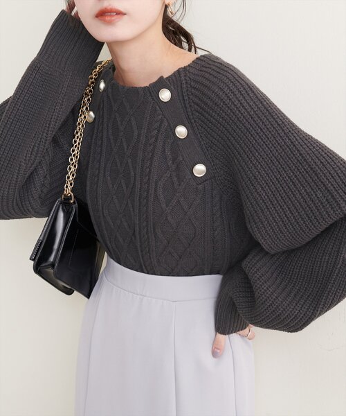 natural couture(ナチュラルクチュール)の「釦デザインケーブルニット(ニット/セーター・レディース・モカ/ネイビー/ボルドー/ブラウン/オフホワイト/チャコールグレー・FREE)」の13枚目の写真