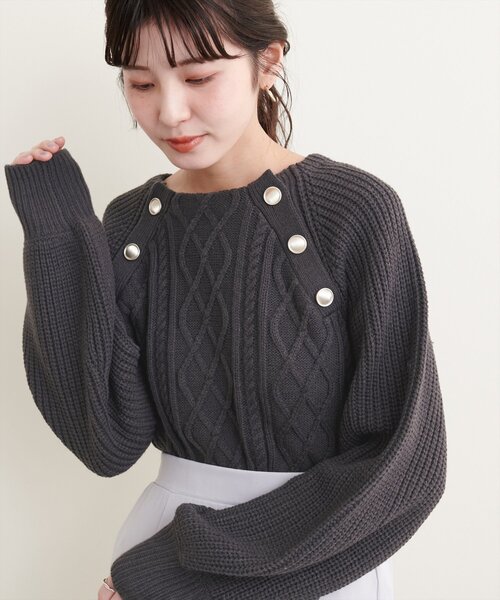 natural couture(ナチュラルクチュール)の「釦デザインケーブルニット(ニット/セーター・レディース・モカ/ネイビー/ボルドー/ブラウン/オフホワイト/チャコールグレー・FREE)」の14枚目の写真