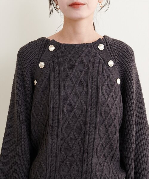 natural couture(ナチュラルクチュール)の「釦デザインケーブルニット(ニット/セーター・レディース・モカ/ネイビー/ボルドー/ブラウン/オフホワイト/チャコールグレー・FREE)」の20枚目の写真