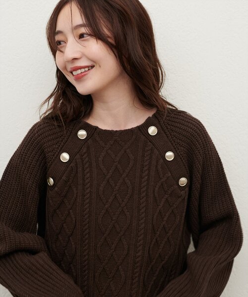 natural couture(ナチュラルクチュール)の「釦デザインケーブルニット(ニット/セーター・レディース・モカ/ネイビー/ボルドー/ブラウン/オフホワイト/チャコールグレー・FREE)」の7枚目の写真