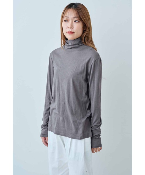 IEDIT(イディット)の「IEDIT すべすべな着心地にこだわったシルク混の2ーWAYネックトップス(Tシャツ/カットソー・レディース・ブラック/オフホワイト/グレー・LL/3L/M/L/4L/S)」の5枚目の写真