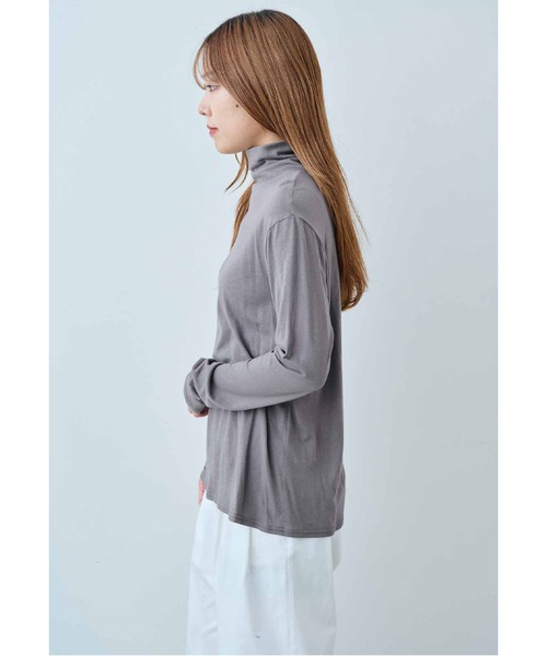 IEDIT(イディット)の「IEDIT すべすべな着心地にこだわったシルク混の2ーWAYネックトップス(Tシャツ/カットソー・レディース・ブラック/オフホワイト/グレー・LL/3L/M/L/4L/S)」の6枚目の写真