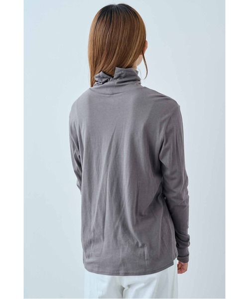 IEDIT(イディット)の「IEDIT すべすべな着心地にこだわったシルク混の2ーWAYネックトップス(Tシャツ/カットソー・レディース・ブラック/オフホワイト/グレー・LL/3L/M/L/4L/S)」の7枚目の写真