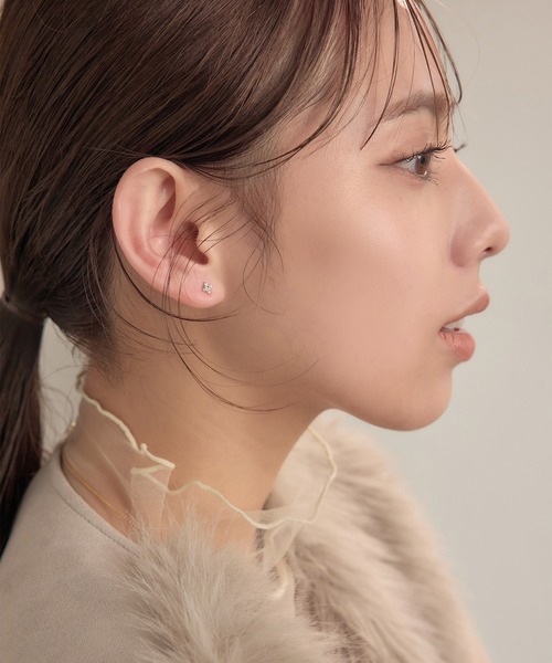 Jolie Toujours(ジョリトゥジュール)の「【金属アレルギー軽減】〈silver925〉クローバーピアス(ピアス(両耳用)・レディース・シルバー・FREE)」の3枚目の写真