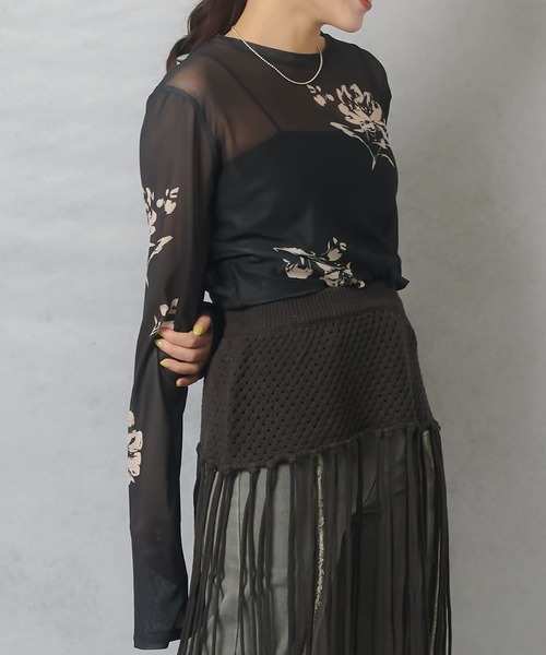 Lull（ルル）の「【Lull / ルル】フラワープリントシアースキントップス（Tシャツ/カットソー・レディース・ベージュ/ブラック・ONESIZE）」の2枚目の写真