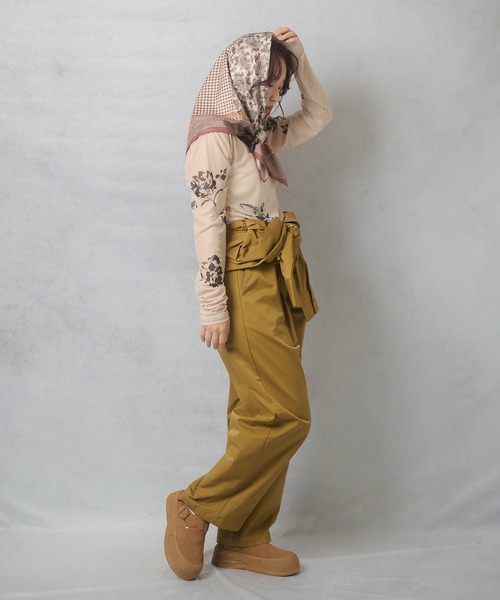 Lull（ルル）の「【Lull / ルル】フラワープリントシアースキントップス（Tシャツ/カットソー・レディース・ベージュ/ブラック・ONESIZE）」の3枚目の写真