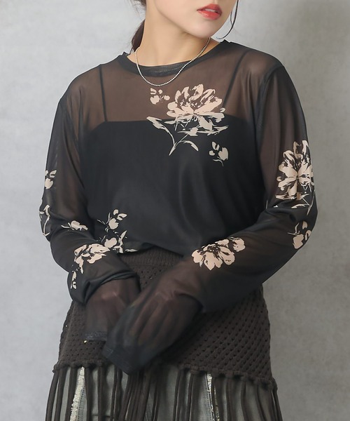 Lull（ルル）の「【Lull / ルル】フラワープリントシアースキントップス（Tシャツ/カットソー・レディース・ベージュ/ブラック・ONESIZE）」の5枚目の写真