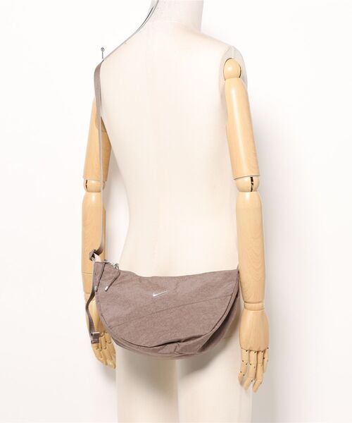 ギフトに 早い者勝ち NIKE U AURA CRESCENT CRSSBDY バッグ Nike Aura Crescent Crossbody Bag, Black, One Size: Handbags