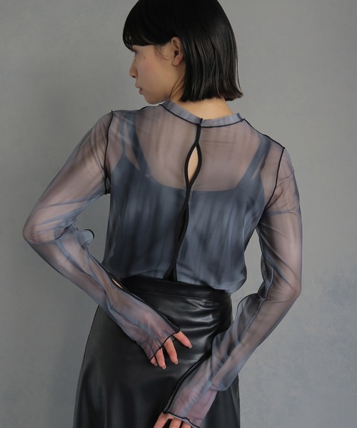 cheriella(シェリエラ)の「【cheriella】前後2WAYウェーブホールマーブルシアートップス 2-WAY WAVE HOLE MARBLE SHEER TOPS(Tシャツ/カットソー・レディース・チャコールグレー/ブルー/カーキ/ワイン/グリーン/ベージュ/パープル・M)」の2枚目の写真