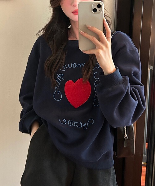 BENDER TOKYO(ベンダートウキョウ)の「ハートモチーフ ロゴプリント クルーネック スウェット(スウェット・レディース・ネイビー/オフホワイト/アッシュ/グレー・S/M/L)」の4枚目の写真
