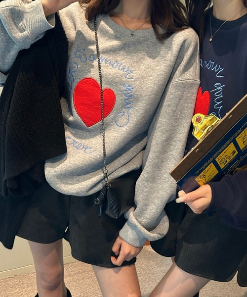 BENDER TOKYO(ベンダートウキョウ)の「ハートモチーフ ロゴプリント クルーネック スウェット(スウェット・レディース・ネイビー/オフホワイト/アッシュ/グレー・S/M/L)」の1枚目の写真