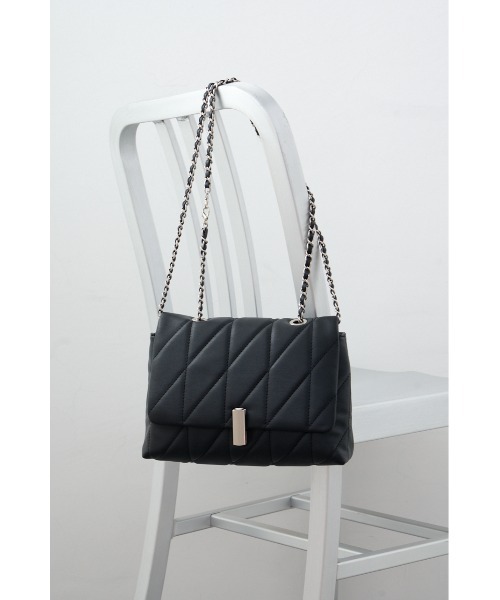 AZUL by moussy（アズールバイマウジー）の「フェイクレザーキルティングバッグ（ショルダーバッグ・レディース・シルバー系その他/ブラック/グレイッシュベージュ・FREE）」の6枚目の写真