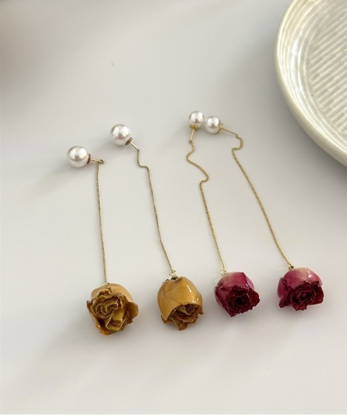 Coo+i(クーイ)の「リアルローズドライフラワー風ロングチェーンピアス パールキャッチ(ピアス(両耳用)・レディース・イエロー/ピンク・FREE)」の4枚目の写真