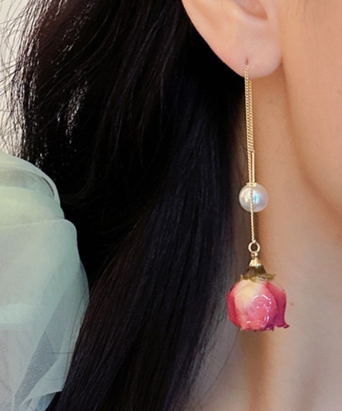 Coo+i(クーイ)の「リアルローズドライフラワー風ロングチェーンピアス パールキャッチ(ピアス(両耳用)・レディース・イエロー/ピンク・FREE)」の6枚目の写真