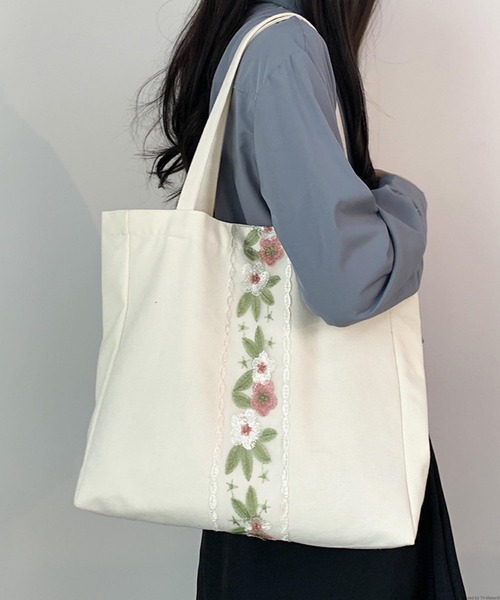 VIBGYOR（ヴィブジョー）の「Liaa/チュールフラワーバッグ A18095（トートバッグ・レディース・ブラック/ホワイト/その他1/その他2/その他3・FREE）」の3枚目の写真