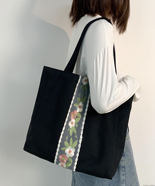 VIBGYOR（ヴィブジョー）の「Liaa/チュールフラワーバッグ A18095（トートバッグ・レディース・ブラック/ホワイト/その他1/その他2/その他3・FREE）」の4枚目の写真