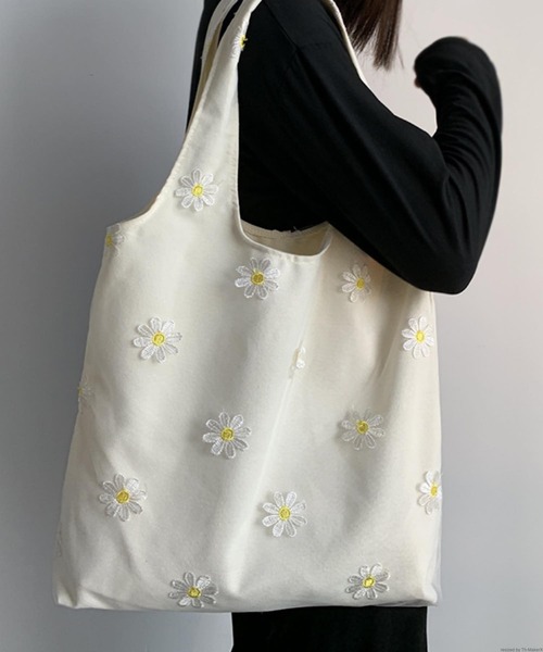 VIBGYOR（ヴィブジョー）の「Liaa/チュールフラワーバッグ A18095（トートバッグ・レディース・ブラック/ホワイト/その他1/その他2/その他3・FREE）」の2枚目の写真