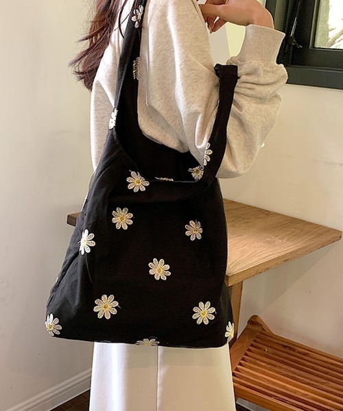 VIBGYOR（ヴィブジョー）の「Liaa/チュールフラワーバッグ A18095（トートバッグ・レディース・ブラック/ホワイト/その他1/その他2/その他3・FREE）」の6枚目の写真