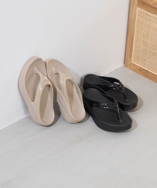 OOFOS（ウーフォス）の「【OOFOS】O Omega-リカバリーサンダル（サンダル・レディース・ベージュ/ブラック・24/23）」の7枚目の写真