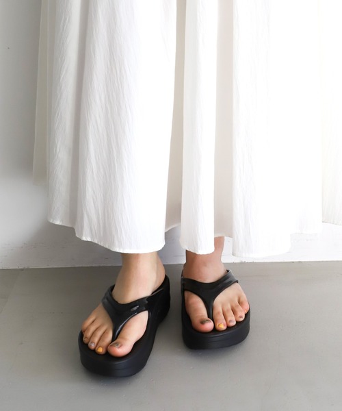 OOFOS（ウーフォス）の「【OOFOS】O Omega-リカバリーサンダル（サンダル・レディース・ベージュ/ブラック・24/23）」の8枚目の写真